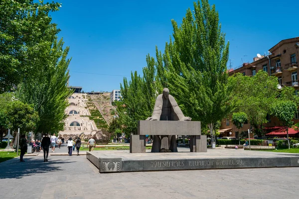 2022年5月17日亚美尼亚埃里温 阳光普照的喀斯喀特和巨大楼梯景观 — 图库照片