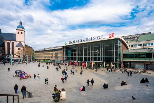 Köln, Almanya 17 Nisan 2021: Köln 'deki Ana Tren İstasyonu (Koeln), Almanya