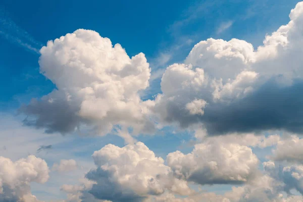 Białe Puszyste Chmury Błękitnym Niebie Tło Chmur — Zdjęcie stockowe