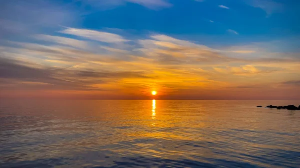 Yaz Deniz Tasarımı Şablonu Tropikal Sahilde Güzel Gün Batımı Ufukta — Stok fotoğraf