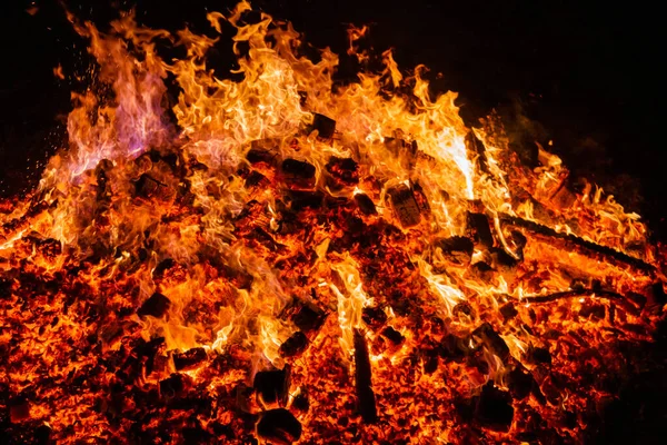 从火灾的抽象背景中焚烧煤炭 — 图库照片