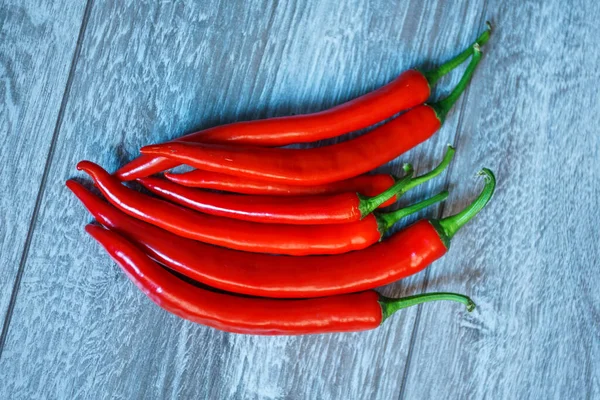  ahşap masa üzerinde kırmızı sıcak biber biber 