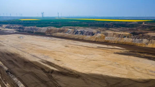 Garzweiler Panoraması Almanya 'da uzak mesafede ağır makineler ve enerji santralleriyle mayınları yüzeye çıkarıyor.