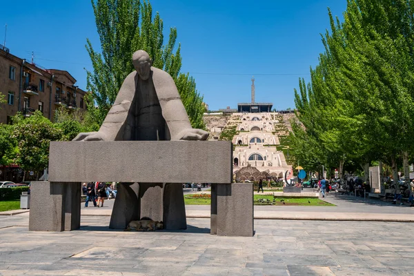 2022年5月17日亚美尼亚埃里温 阳光普照的喀斯喀特和巨大楼梯景观 图库图片