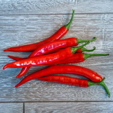  ahşap masa üzerinde kırmızı sıcak biber biber 