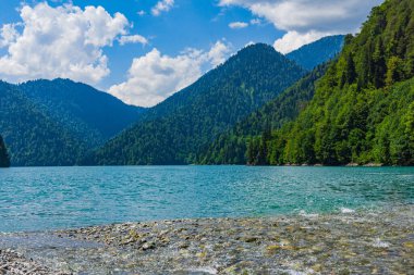 Abhazya 'daki dağlarda Ritsa Gölü. 