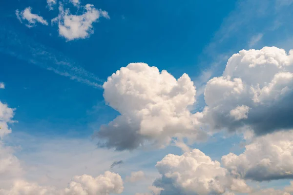 Białe Puszyste Chmury Błękitnym Niebie Tło Chmur — Zdjęcie stockowe