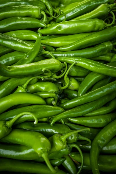 Raw Green Organic Serrano Peppers Grön Chilipeppar — Stockfoto