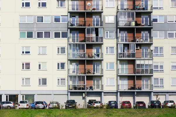 Fenêtres, balcons, voitures et pelouse d'un appartement multipièces hous — Photo