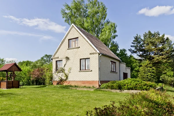 Grassy green lawn near village houme — Stock Photo, Image