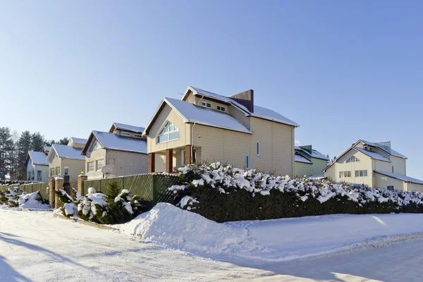 Moderno pueblo de invierno europeo — Foto de Stock