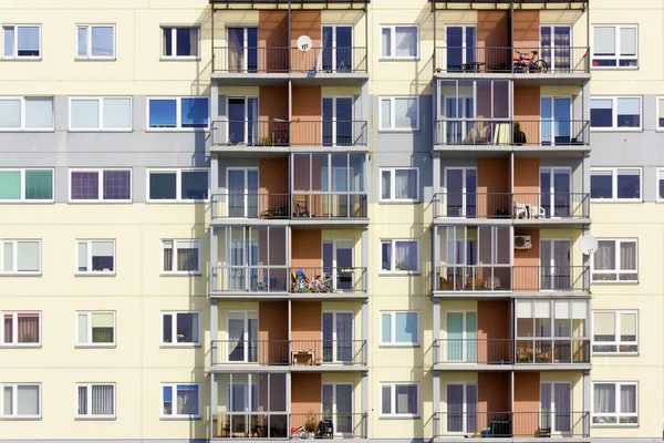 Fenêtres d'un immeuble d'appartements multipièces — Photo