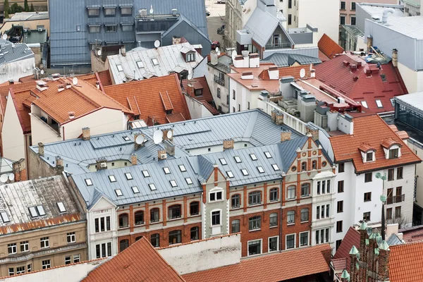 Красно-синие городские крыши — стоковое фото