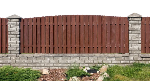 Fragment ogrodzenie z desek i cegieł — Zdjęcie stockowe