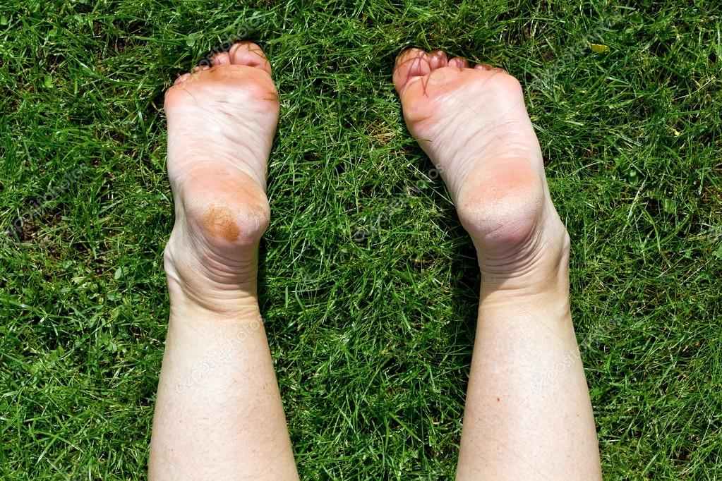 Campesino pies de mujer — Foto de stock #36258899 © vilaxlt