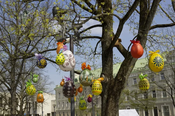 Huevos de Pascua decorativos colgando de un árbol —  Fotos de Stock