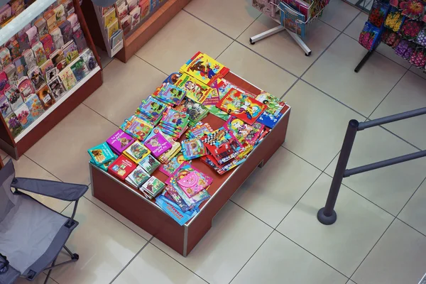 Prodej dětských knih v supermarketu. pohled shora — Stock fotografie