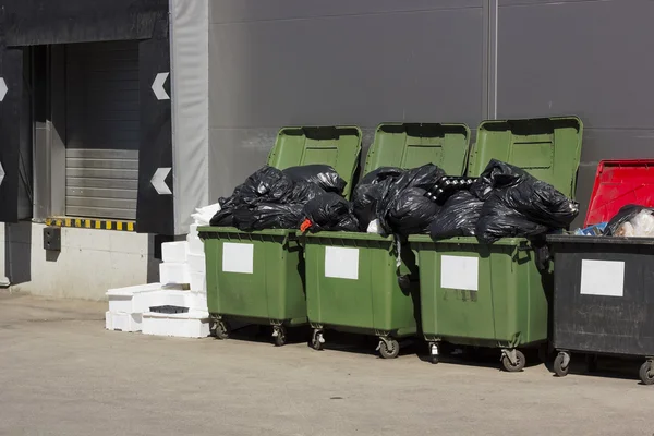 Grüne Müllcontainer in der Nähe eines großen Lebensmittelgeschäfts — Stockfoto