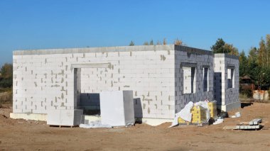 Yeni modern köy seri üretim evinin tamamlanmamış inşaatı