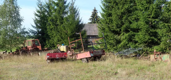 Gebroken Roestige Oude Landbouwmachines Achtergelaten Het Bos — Stockfoto