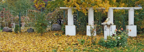 Een Hoek Van Het Herfstpark Bedekt Met Gele Esdoorn Bladeren — Stockfoto