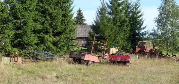 Gebroken Roestige Oude Landbouwmachines Achtergelaten Het Bos — Stockfoto