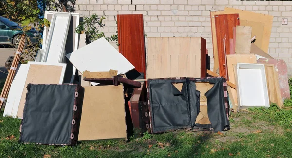 Viejos Muebles Rotos Basurero Cerca Casa Ladrillo —  Fotos de Stock