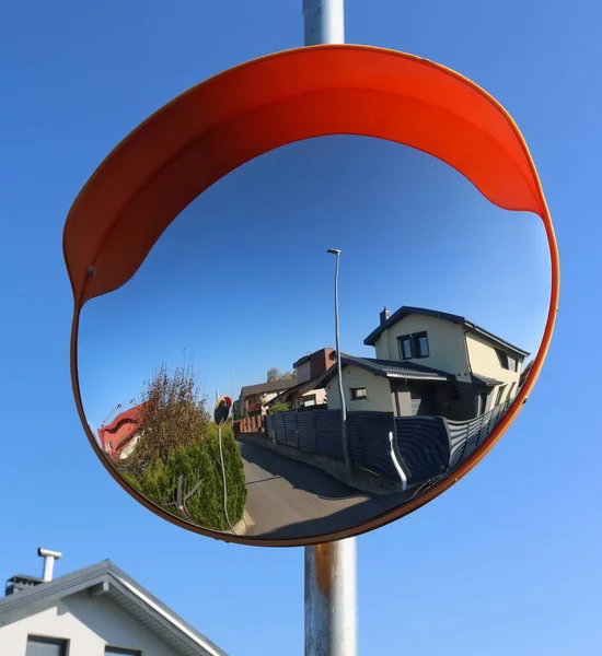 Aan Het Dorpskruispunt Een Ronde Convexe Spiegel Gemonteerd — Stockfoto