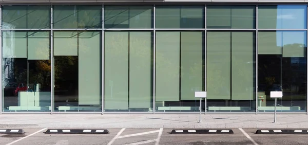 Автостоянка Возле Нового Офисного Здания Стеклянными Окнами — стоковое фото