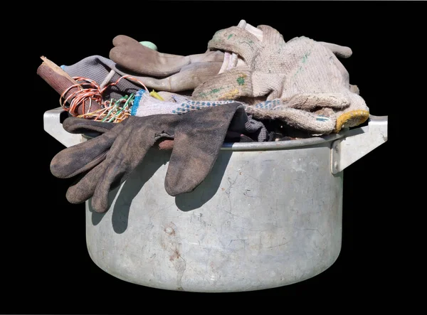 Pekerjaan Lama Kotor Menggunakan Sarung Tangan Dalam Panci Dapur Terisolasi — Stok Foto