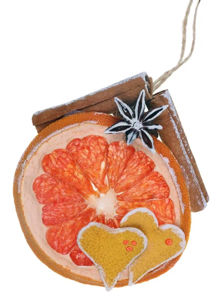 乾燥オレンジ シナモン バニラ アニスで作られたクリスマス手作りのクリスマスのおもちゃ 白マクロに分離 — ストック写真