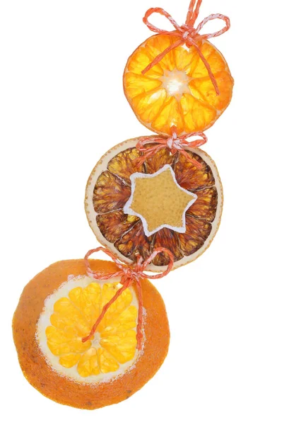 ロープ オレンジ シナモン バニラ アニスで作られたクリスマス手作りのおもちゃ 白マクロに分離 — ストック写真