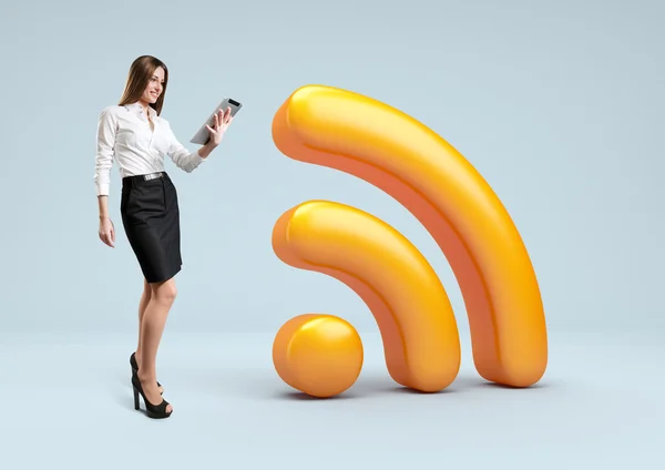 Wifi-Symbol. Geschäftsfrau mit Funknetzwerk-Symbol. — Stockfoto