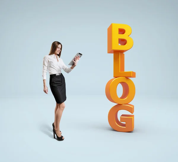 Business lady stand by the word blog. — Stock Photo, Image