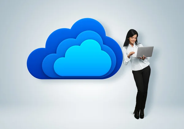 Cloud computing idea concept. Businesswoman stands by the cloud — Stock Photo, Image