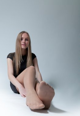 moda elbise kat güzel bayan üzerinde oturan