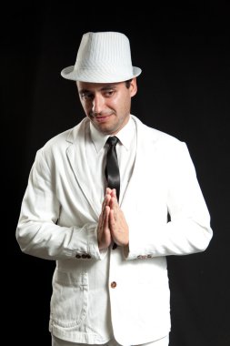 şapka takım neşeli genç adam