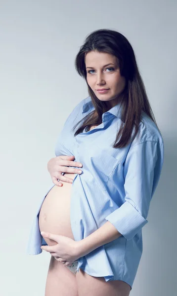Beautiful pregnant white woman wearing blue shirt — Stock Photo, Image