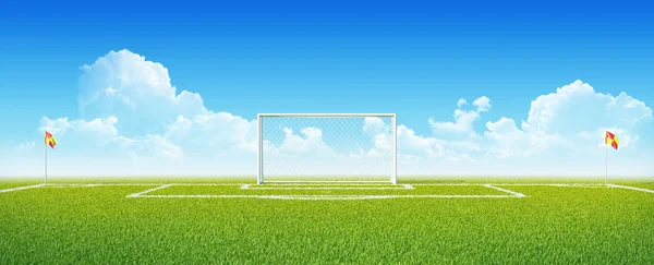 Fußballtore auf sauberem, leeren grünen Feld. — Stockfoto