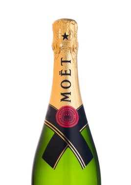 LONDON, İngiltere - 15 Eylül 2021: Beyaz şarap üzerine bir şişe Moet & Chandon Imperial Brut şampanya.