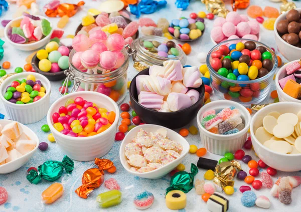 Sütlü çikolata ve jöleli sakız şekerlemeleri. Meyan kökü ve çilekli bonbonlar ve çok çeşitli şeker ve şekerler. Üst görünüm