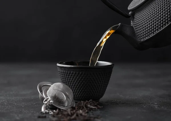 Verser Thé Noir Théière Tasse Avec Infuseur Passoire Thé Vrac — Photo