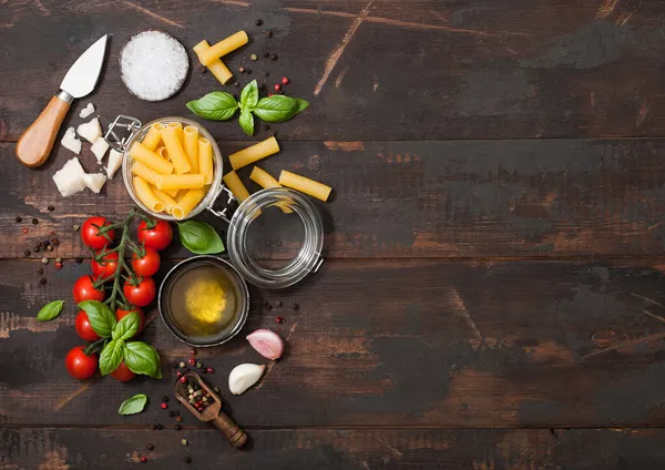 Pasta Fresca Penne Cruda Frasco Vidrio Con Tomates Albahaca Ajo — Foto de Stock