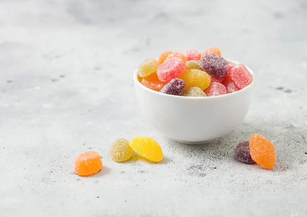 Varios Caramelos Dulces Azúcar Gelatina Color Sabor Tazón Cerámica Sobre — Foto de Stock