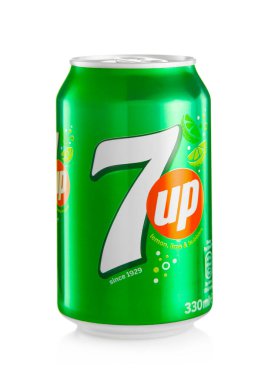 LONDON, İngiltere - 21 Ekim 2021: 7 UP limonlu alüminyum kutu beyaz üzerine limonlu soda.