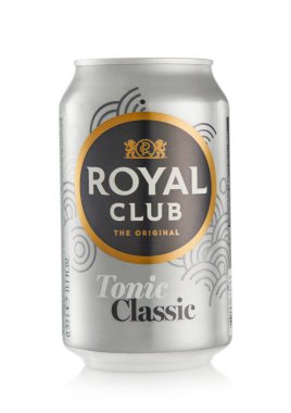 LONDON, İngiltere - 21 Ekim 2021: Beyaz üzerine Royal Club Klasik Tonik soda konservesi