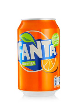 LONDON, İngiltere - 21 Ekim 2021: Beyaz üzerine portakal suyu ve meşrubat ile birlikte alüminyum kutu Fanta Orange.