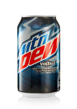 LONDON, İngiltere - 21 Ekim 2021: Ahududu aromalı Alüminyum Mountain Dew konservesi 