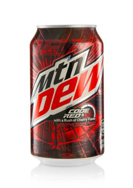 LONDON, İngiltere - 21 Ekim 2021: Beyaz üzerine kiraz aromalı soda ile Mountain Dew konservesi 