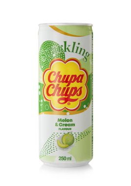 LONDON, İngiltere - 21 Ekim 2021: Alüminyum kutu Chupa Chups kavun ve krema aromalı soda beyaz üzerine meşrubat.